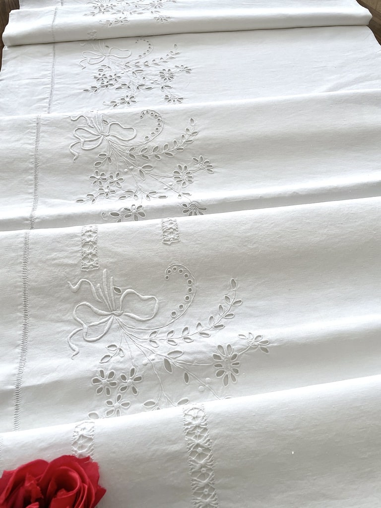 linge-ancien-drap-lin-brode-main-broderie-blanche-anglaise-noeuds-rubans-jours-blanc-trousseau-mariage-antiquite-brocante-vintage