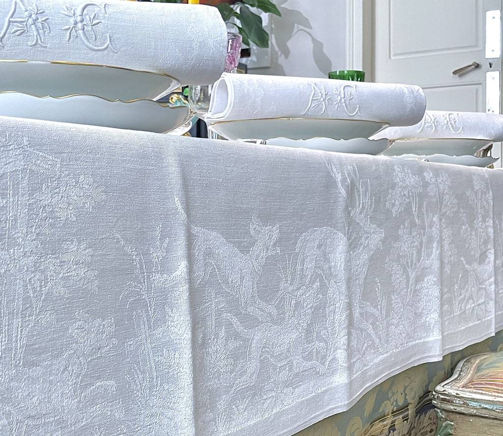 chasse-a-courre-lin-damasse-linge-de-table-ancien-service-12-couvert-theme-venerie-veneur-chiens-gibier-cor-gibeciere-antiquite-brocante-vintage-collection