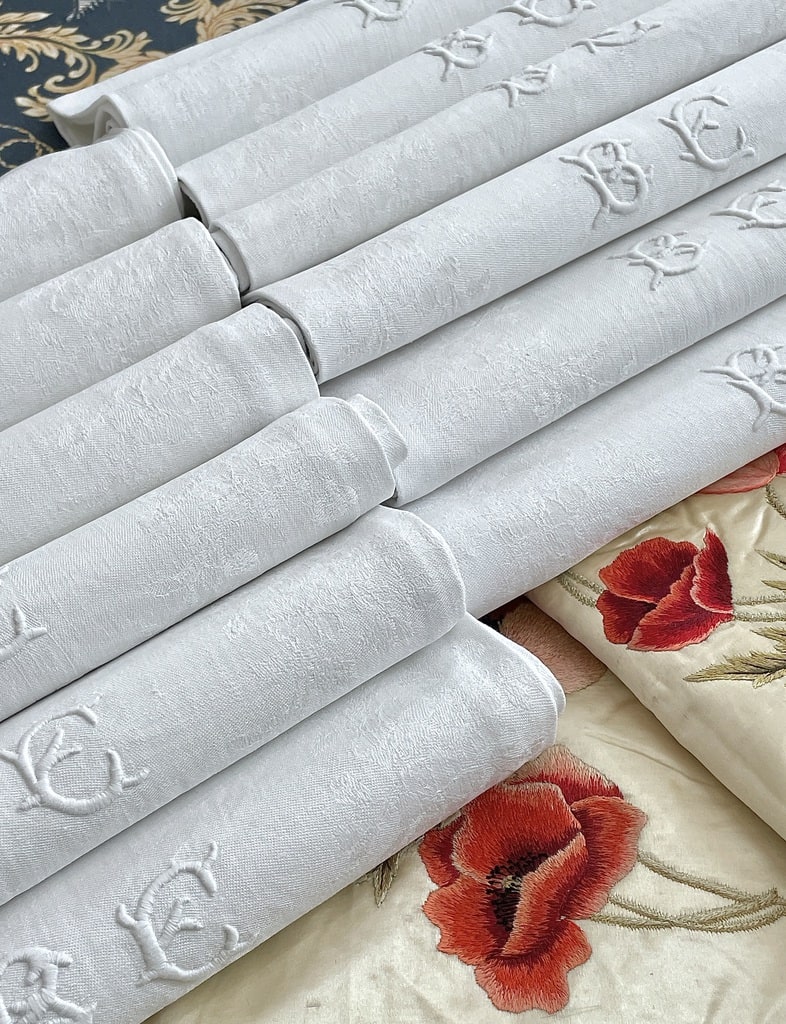 serviettes-de-table-anciennes-linge-ancien-lin-damasse-antiquite-brocante-diner-de-fete-repas-art-de-la-table