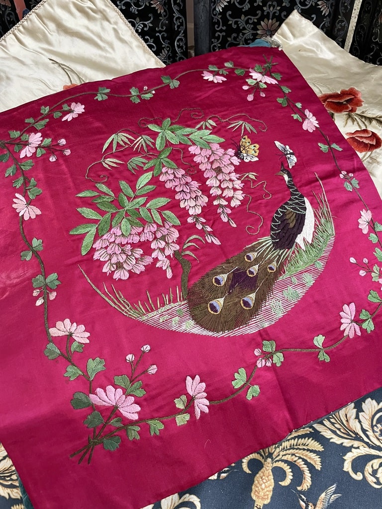 coussins-soie-brodée-framboise-rouge-peinture-a-l-aiguille-broderie-fine-chine-indochine-linge-ancien-antiquite-brocante