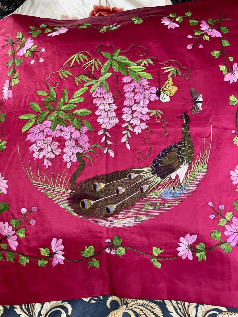 linge-ancien-broderie-sur-soie-rouge-chine-asie-indochine-art-aiguille-peintue-paon-fleurs-de-cerisier-du-japon-antiquite-brocante