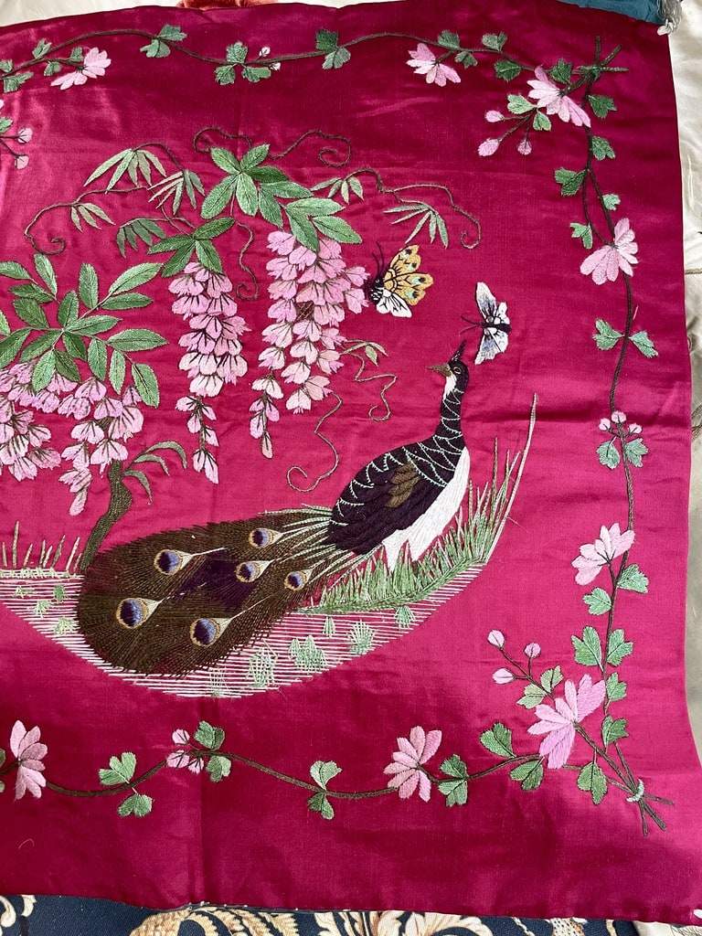 linge-ancien-decoration-soie-brodee-main-paon-broderie-indochine-1900-cerisier-grue-antiquite-brocante-aiguille-coussin-antiquite-brocante-vintage
