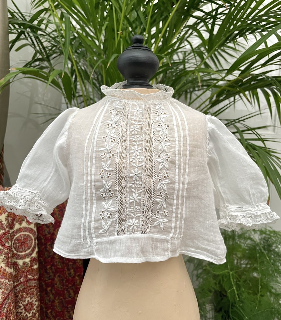 brassiere-ancienne-bebe-enfant-layette-linge-ancien-batiste-linon-broderie-blanche-fait-main-antiquite-brocante-vetement-poupee