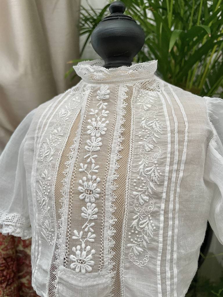 linge-ancien-bebe-vetement-robe-poupee-dentelle-fine-broderie-blanche-brode-main-antiquite-brocante-vente-en-ligne