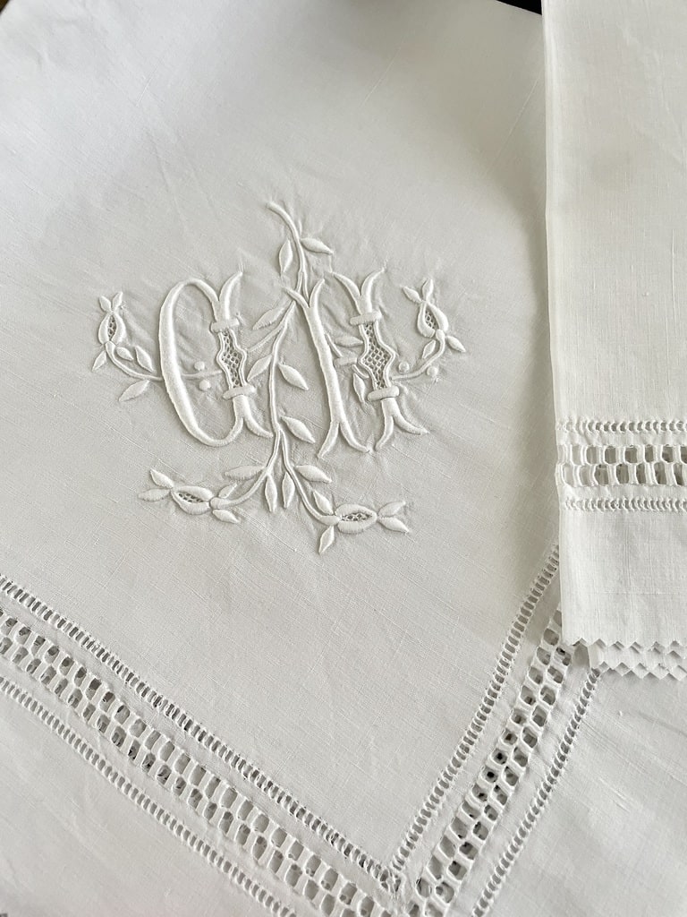 linge-ancien-trousseau-de-mariage-19eme-20eme-siecle-initiales-anglaises-brodees-main-c-ch-jours-echelle-broderie-blanche-plumetis-points-aiguille-fil-de-lin-blanc-antiquite-brocante-en-ligne