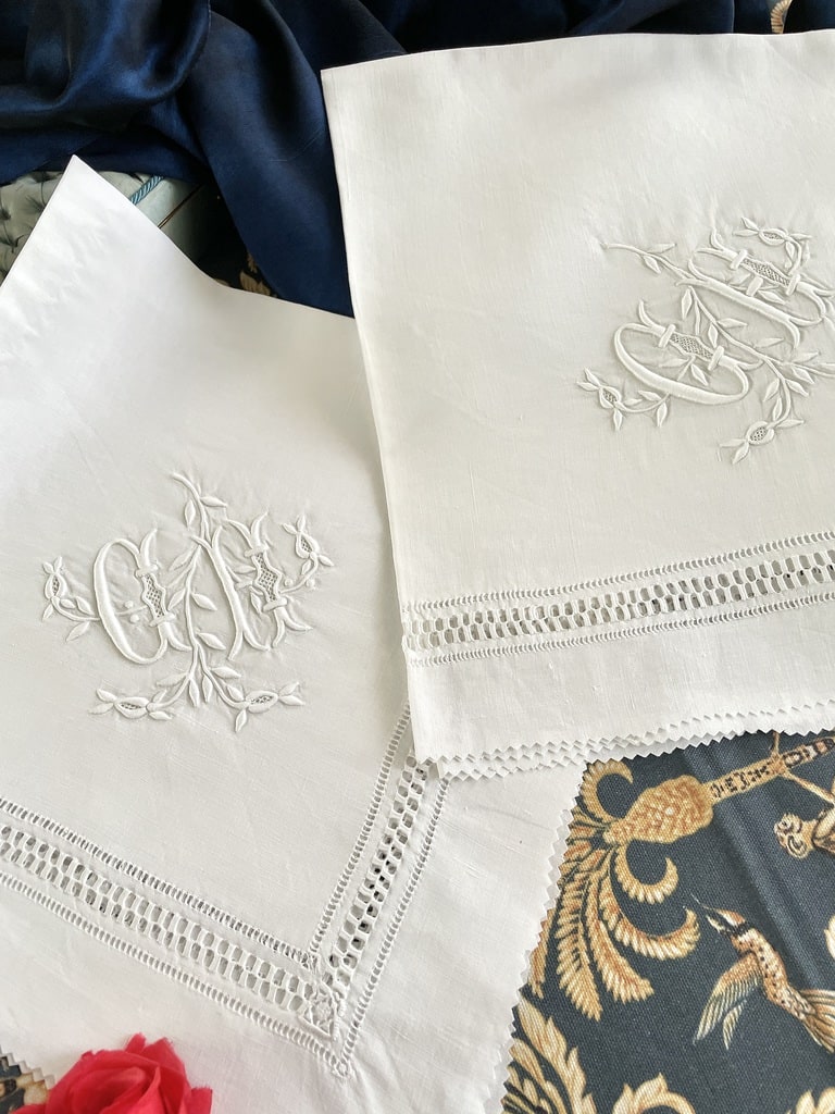 taies-d-oreiller-anciennes-fil-de-lin-linge-ancien-broderie-plumetis-initiales-c-h-jours-echelle-venise-antiquite-brocante-trousseau-mariage-19eme
