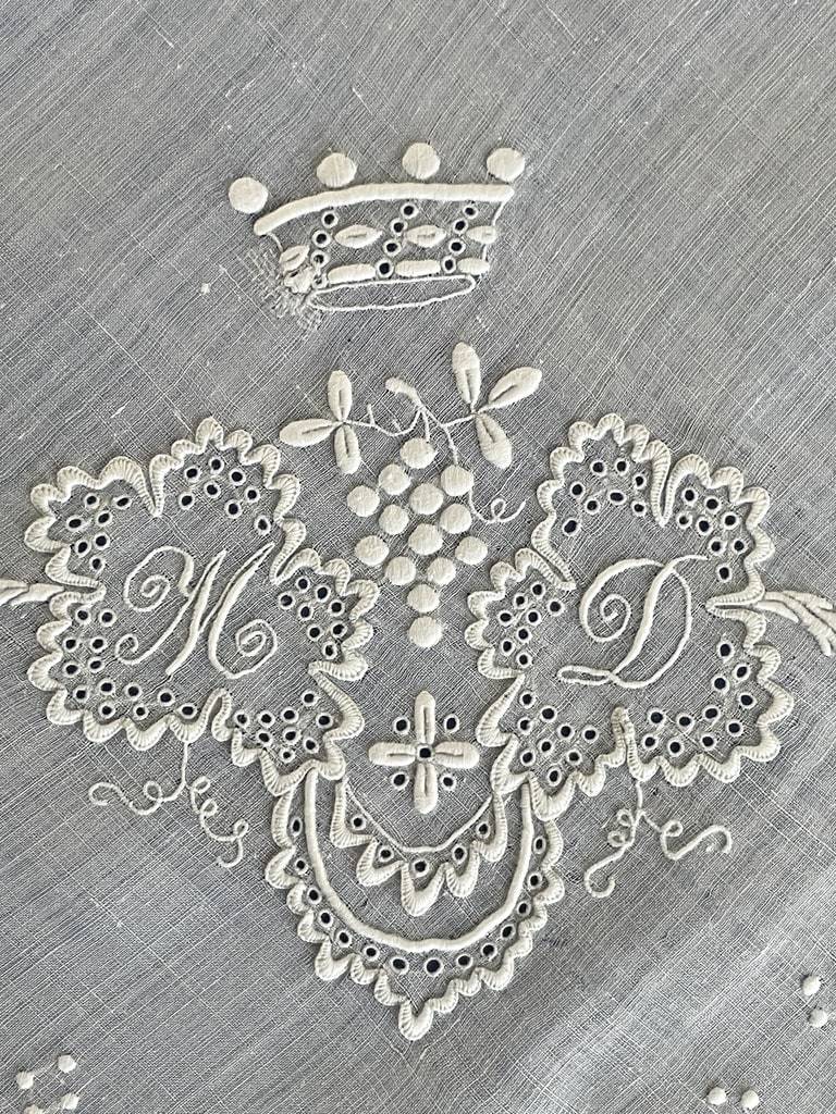 couronne-comtale-armoiries-ecusson-comte-linge-ancien-mouchoir-pochette-chateau-noblesse-aristocratie-antiquite-brocante