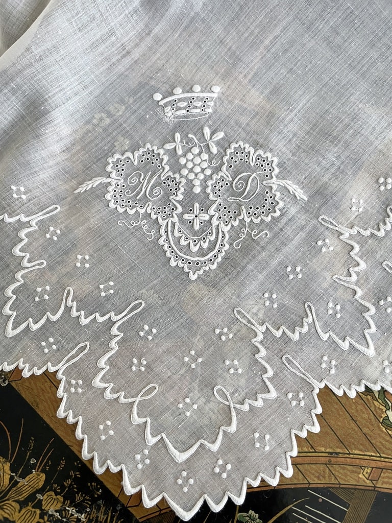 linge-ancien-mouchoir-de-mariage-en-linon-bordure-festonnee-couronne-comte-trousseau-antiquite-brocante