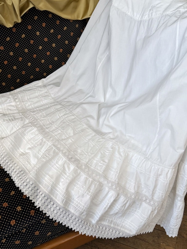 linge-ancien-jupon-vintage-en-coton-blanc-plis-religieuse-broderie-anglaise-cottage-costume-victorien-napoleon-trois-antiquite-brocante
