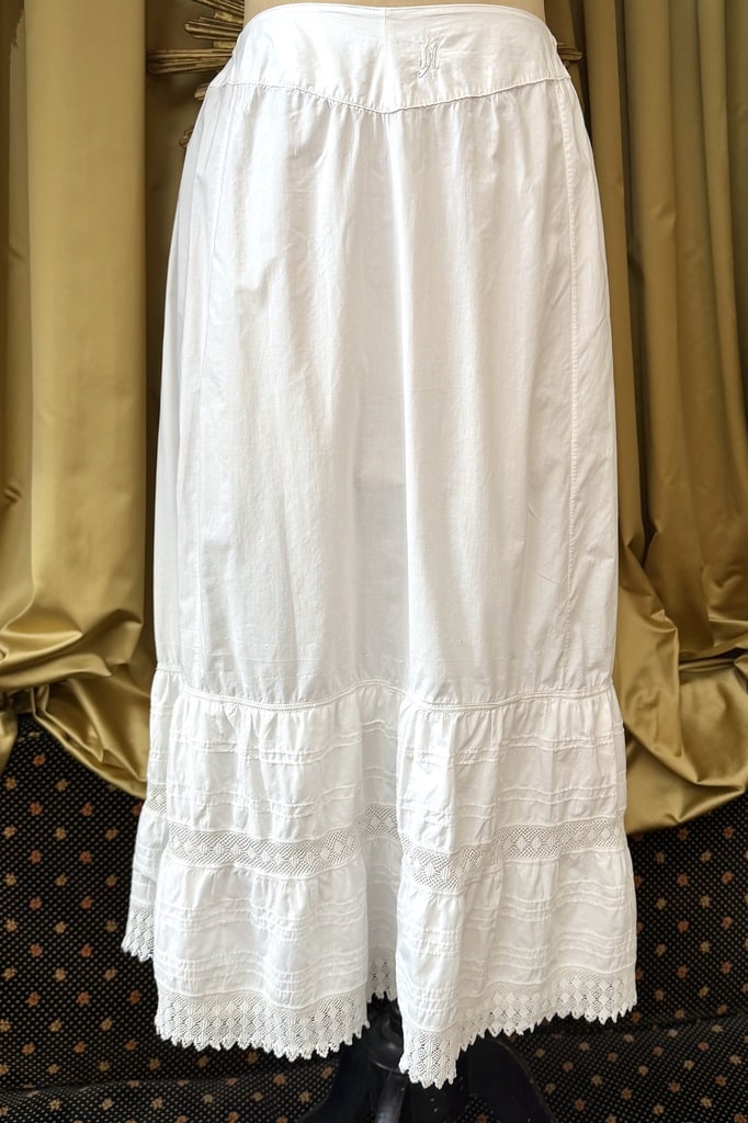 jupon ancien en coton blanc avec plis religieuse et broderie anglaise
