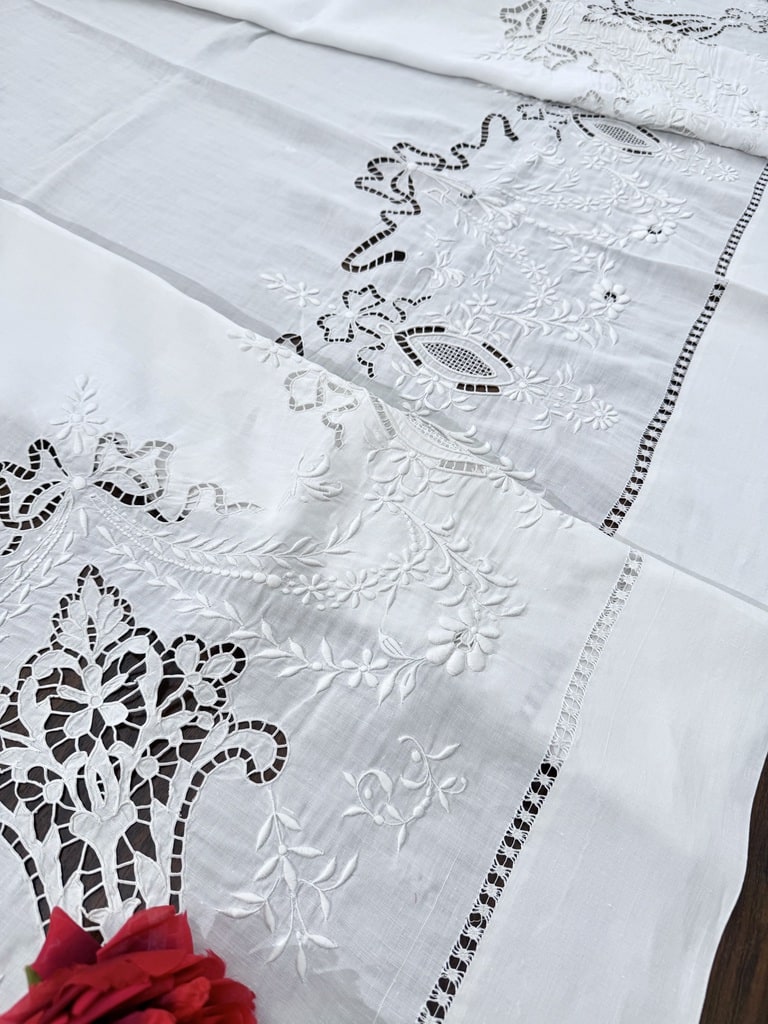 Découverte de drap ancien en fil de lin brodé main - Fin XIXème