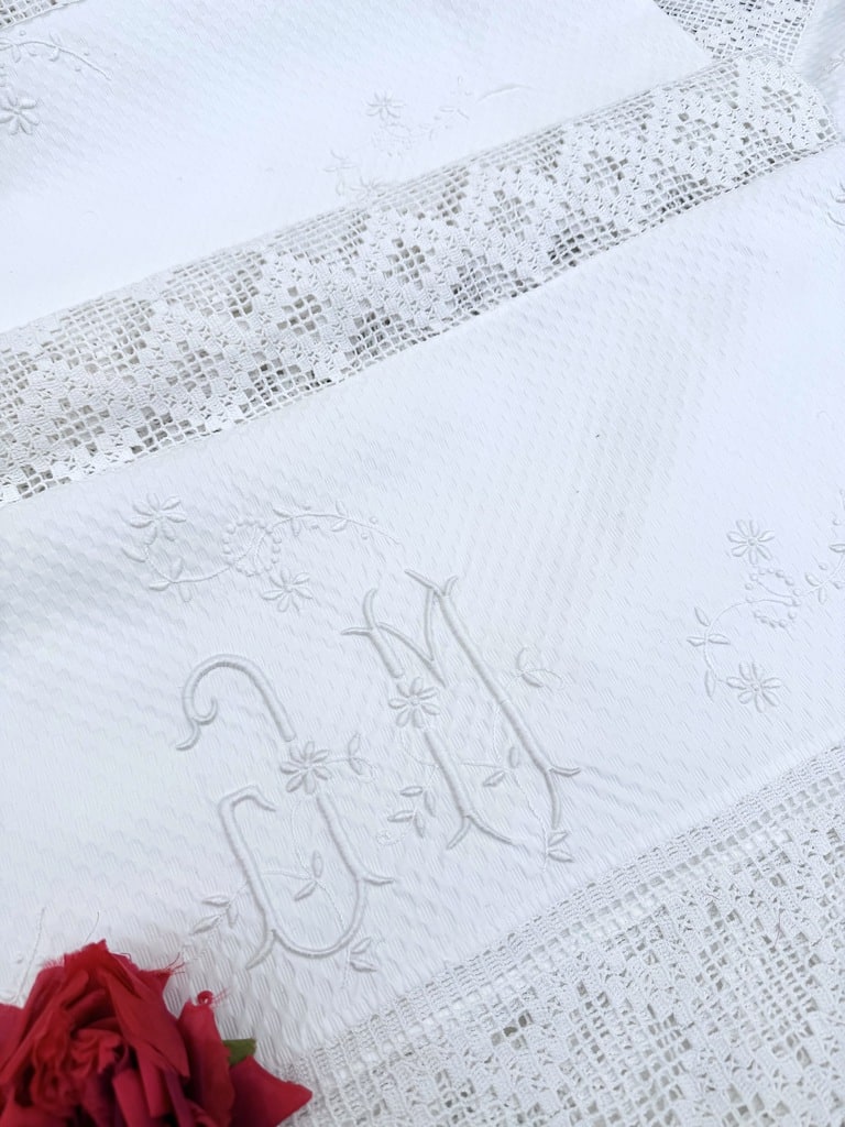 Dessus de lit ancien en piqué de coton brodé Linge ancien