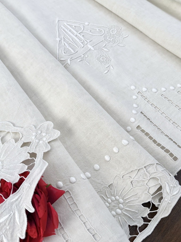Drap ancien en lin initiales MR broderie