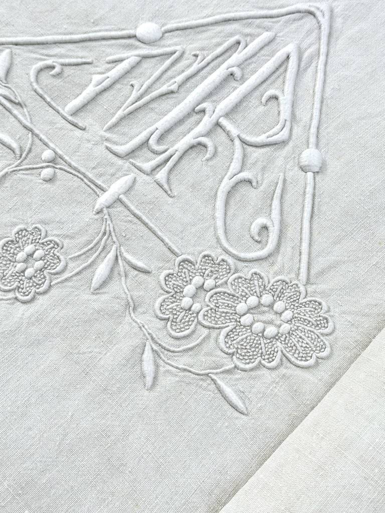 Initiales MR monogramme broderie blanche trousseau Linge ancien