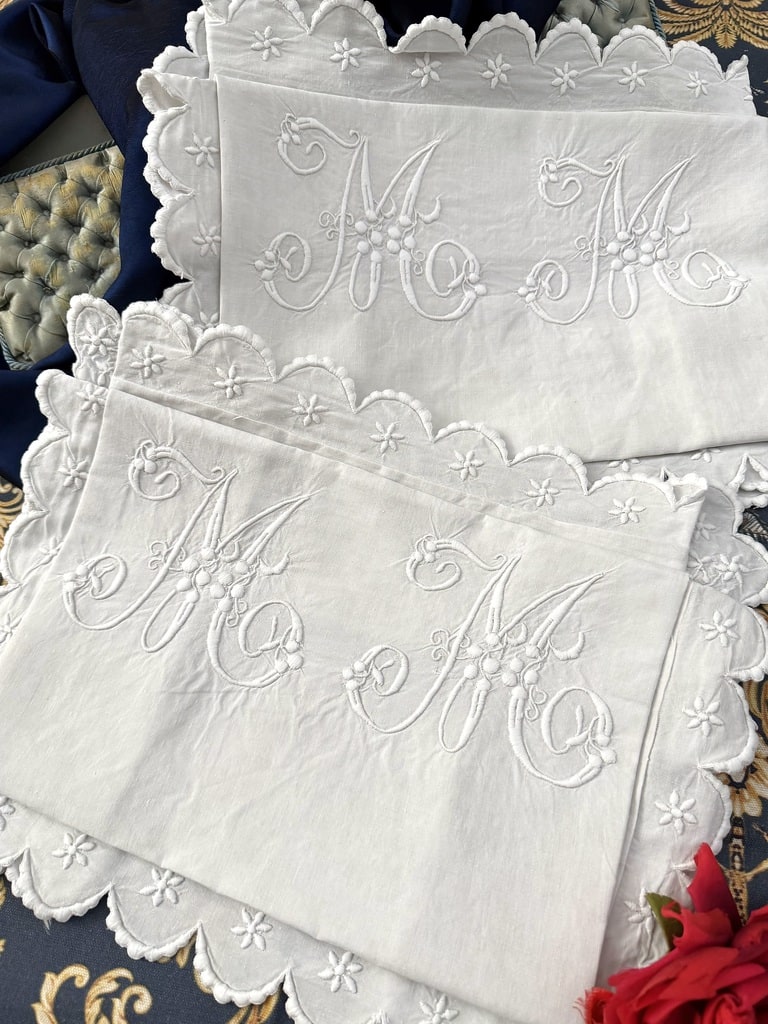 Paire de taies doreiller en lin initiales MM Linge ancien
