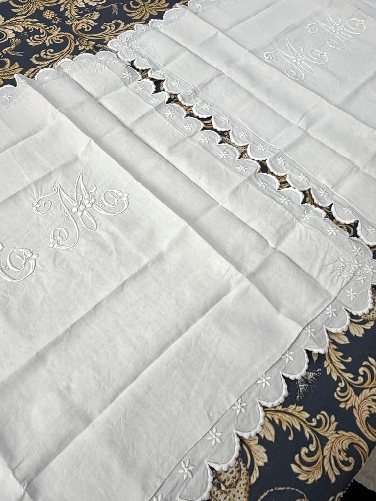 Taies anciennes lin monogramme MM bords festonnes Antiquités
