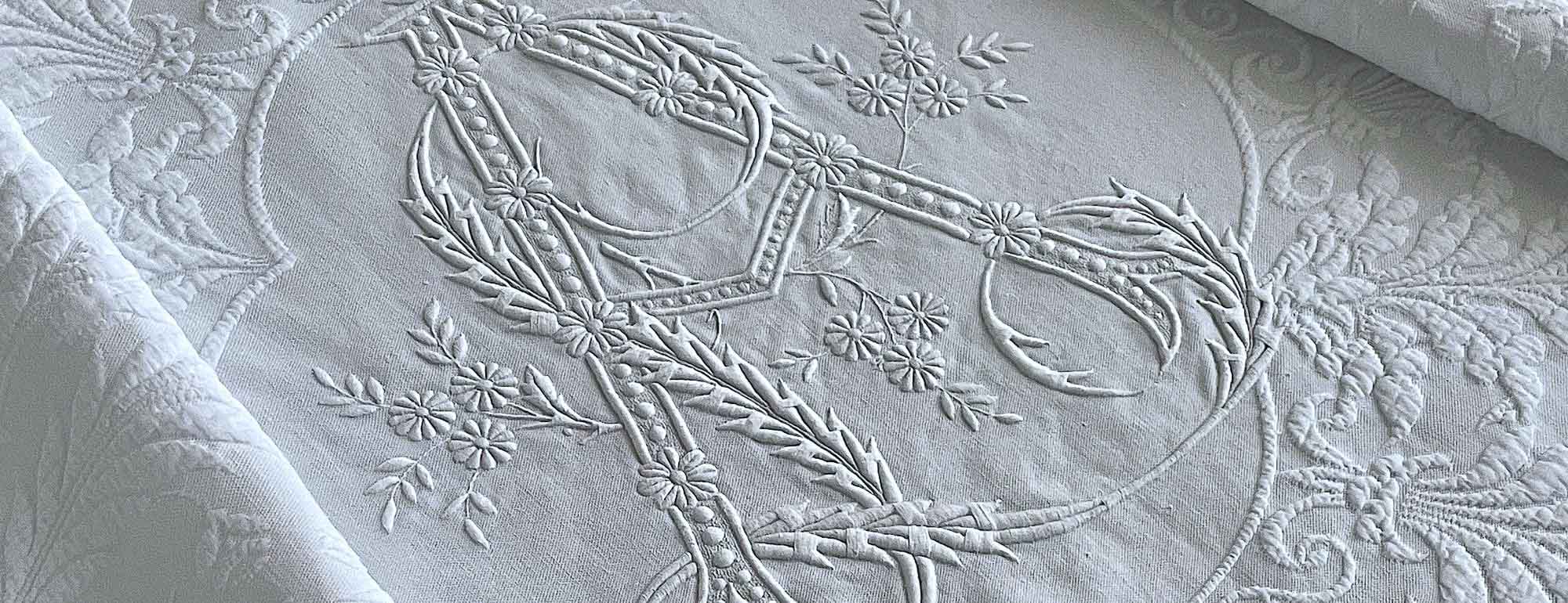 couverture ancienne pique de coton broderie monogramme mariage linge ancien
