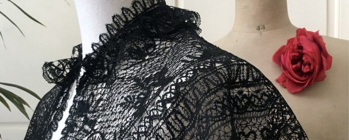 dentelle ancienne cols jabots devantiers gants cape chapeau mantelet