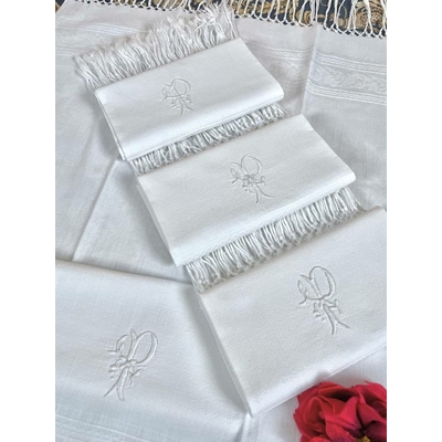 linge-ancien-blanc-serviettes-de-toilette-invites-pique-de-coton-liteaux-frange-monogramme-art-de-vivre-chambres-hote-antiquite-brocante