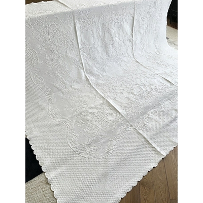 couverture-piquee-gaufree-ancienne-linge-ancien-dessus-de-lit-blanc-coton-bordures-festonnees-trousseau-de-mariage-antiquite-brocante-chic-france
