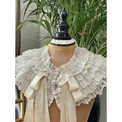 col-ancien-dentelle-de-valencienness-ruchee-ruban-soie-creme-volant-tuyaute-antiquite-brocante-linge-d-epoque
