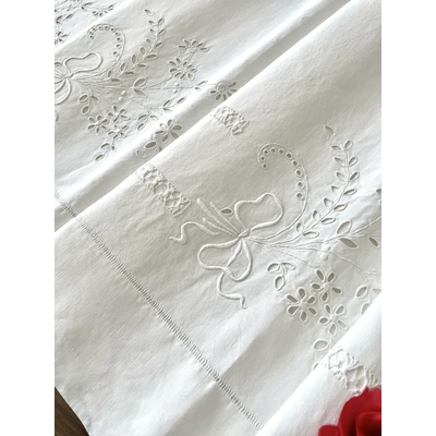 linge-ancien-blanc-drap-en-lin-broderie-anglaise-style-louis-xiv-antiquite-brocante-fougeres-fleurs-et-feuilles-brodees-main-shabby-chic