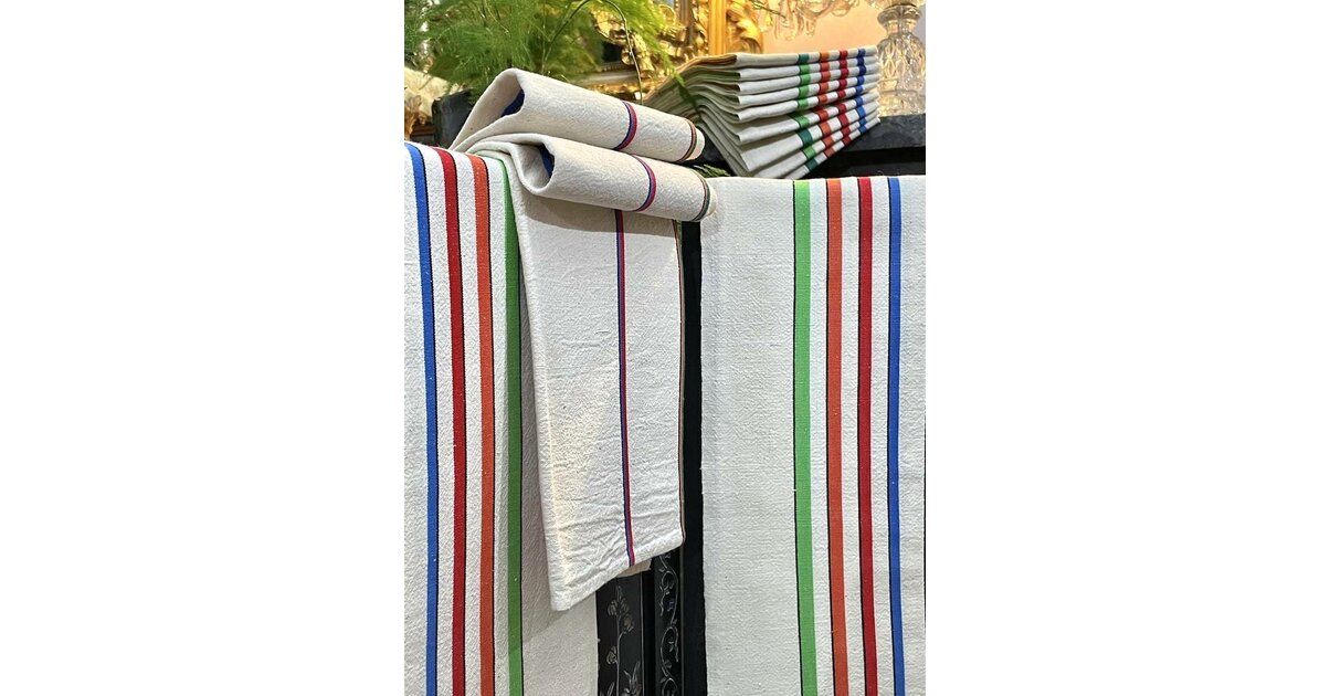 Tenue: Pull à col rond bleu marine, Chemise à manches longues bleu clair, Short à rayures verticales blanc | France