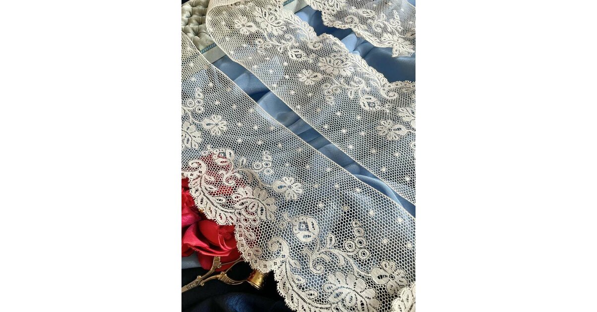 Foulard en soie jaune moutarde avec motif floral gris et crème