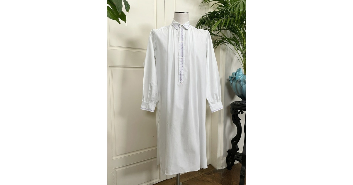chemise ancienne à bretelles avec monogramme brodé LR en très bon état