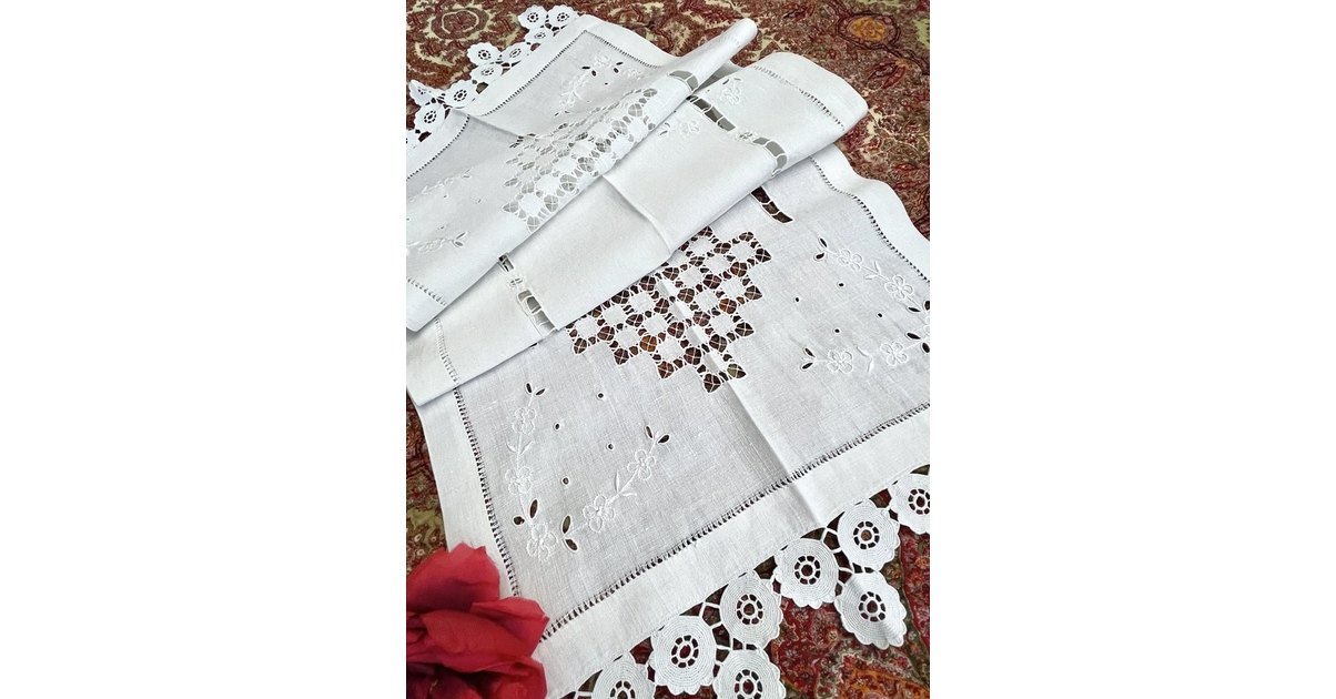 Grand centre de table en fil de lin - Broderie anglaise et dentelle du Puy-en-Velay - Linge