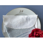 pochette-de-table-serviette-en-lin-feston-broderie-blanche