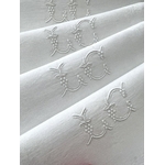 linge-ancien-monogramme-broderie-blanche-plumetis-initiales-lin-trousseau-mariage-diners-de-fete-antiquite