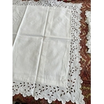 linge-de-lit-ancien-taies-oreiller-traversin-draps-couvertures-piquee-boutis-broderie-blanche-fait-main-antiquite-brocante