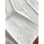 taies-ancienne-en-pique-de-coton-initiales-cm-brodees-main-boutons-nacre-linge-ancien-lit-chambre-antiquite-brocante