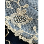 vente-en-ligne-mercerie-ancienne-dentelles-rubans-incrustations-fuseaux-aiguille-bruxelles-malines-chantilly-brocante copie