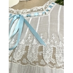 mode-ancienne-chemise-de-nuit-en-batiste-coton-linon-dentelle-blanche-broderie-ruban-bleu-vetement-d-epoque-empire-antiquite-brocante