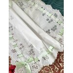 dessus-de-berceau-linge-ancien-ruban-satin-lin-broderie-anglaise-feston-fleurettes-vert-eau-antiquite-brocante-bebe-enfant