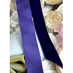 ruban-ancien-velours-de-soie-violet-cardinal-cassis-prune-mercerie-ancienne-vetement-poupee-mode-modiste-costumier-antiquite