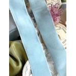 ruban-ancien-velours-de-soie-couleur-bleu-layette-bebe-poupees-anciennes-costume-epoque-costumier-costumiere-antiquite-mode