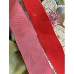 large-ruban-ancien-velours-de-soie-rouge-vermillon-corail-couture-robe-costume-poupees-anciennes-confection-rubannerie-vintage