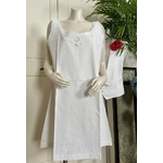 mode-ancienne-pour-dame-chemise-de-jour-en-lin-brodee-main-aiguille-col-bateau-feston-bretelles-boutons-nacre-antiquite-brocante