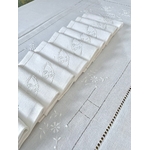 mise-de-table-art-linge-traditionnel-nappe-serviettes-lin-granite-jours-echelle-plumetis-broderie-blanche-chemin-centre-de-table-linge-ancien-antiquite-brocante