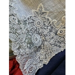 dentelles-anciennes-bruxelles-duchesse-point-de-gaze-aiguille-fuseaux-chantilly-malines-mouchoirs-pochettes-mode-dame-antiquite-brocante