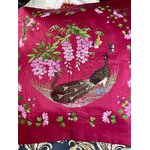 linge-ancien-broderie-sur-soie-rouge-chine-asie-indochine-art-aiguille-peintue-paon-fleurs-de-cerisier-du-japon-antiquite-brocante