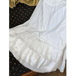 linge-ancien-jupon-vintage-en-coton-blanc-plis-religieuse-broderie-anglaise-cottage-costume-victorien-napoleon-trois-antiquite-brocante
