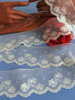 Dentelle Ancienne Couleur Ficelle Et Bouton D'or - Longueur Variable - Occasion - Pour Création Et Customisation