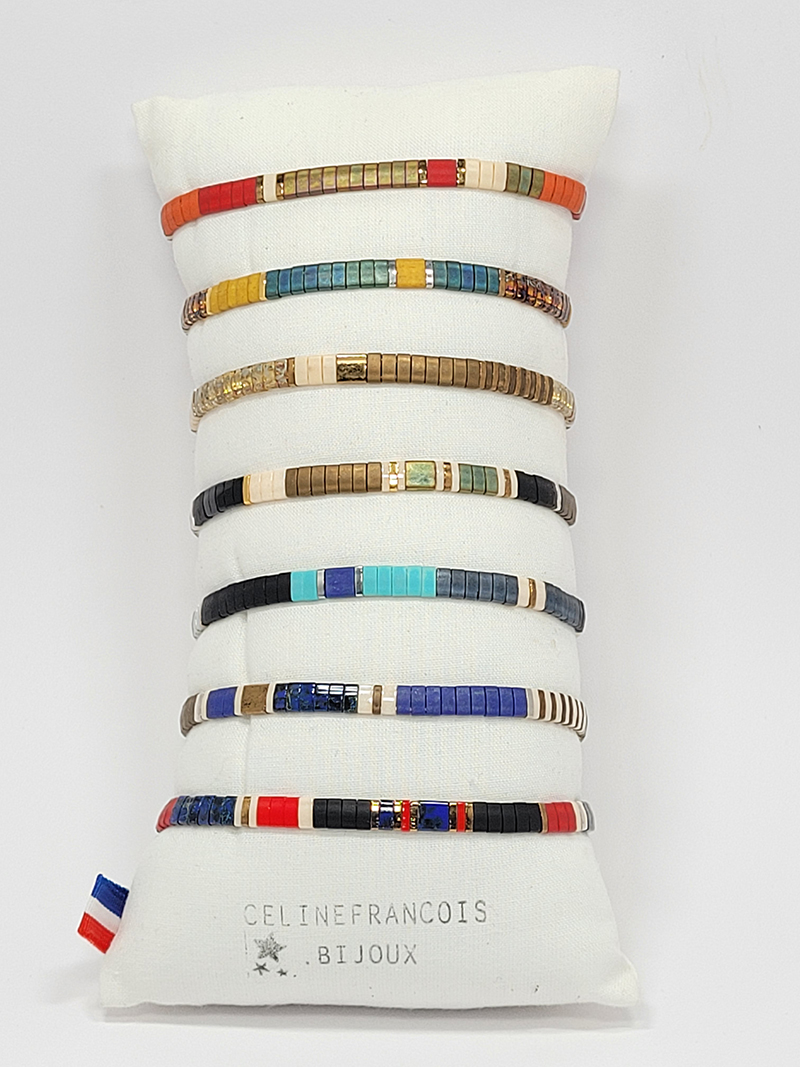 bracelets en perles japonaises présenter sur un coussin