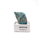 apatite brute vue de face posé sur une boîte