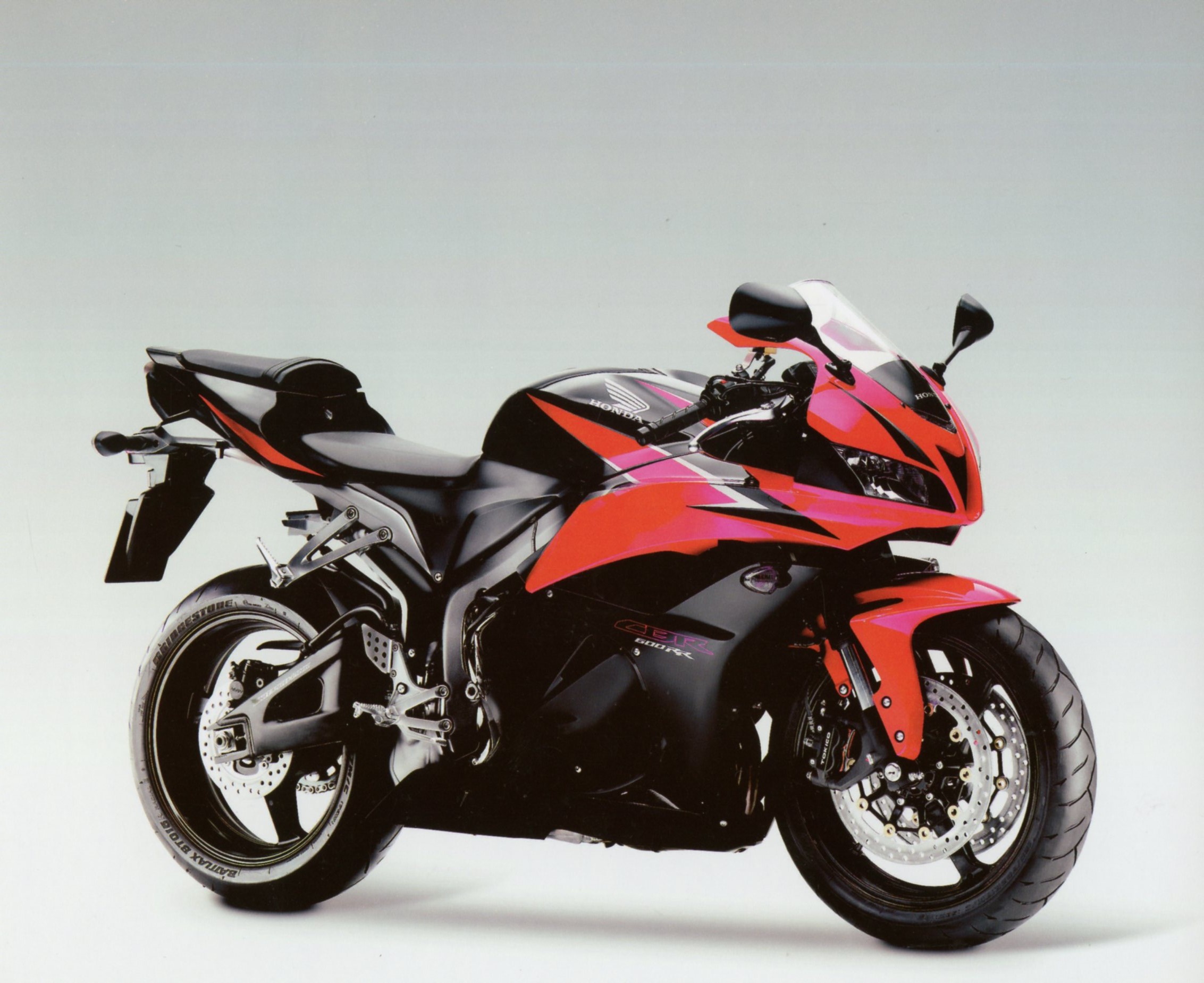 FICHE-MOTO-HONDA-CBR-600R-CARACTÉRISTIQUES-LEMASTERBROCKERS