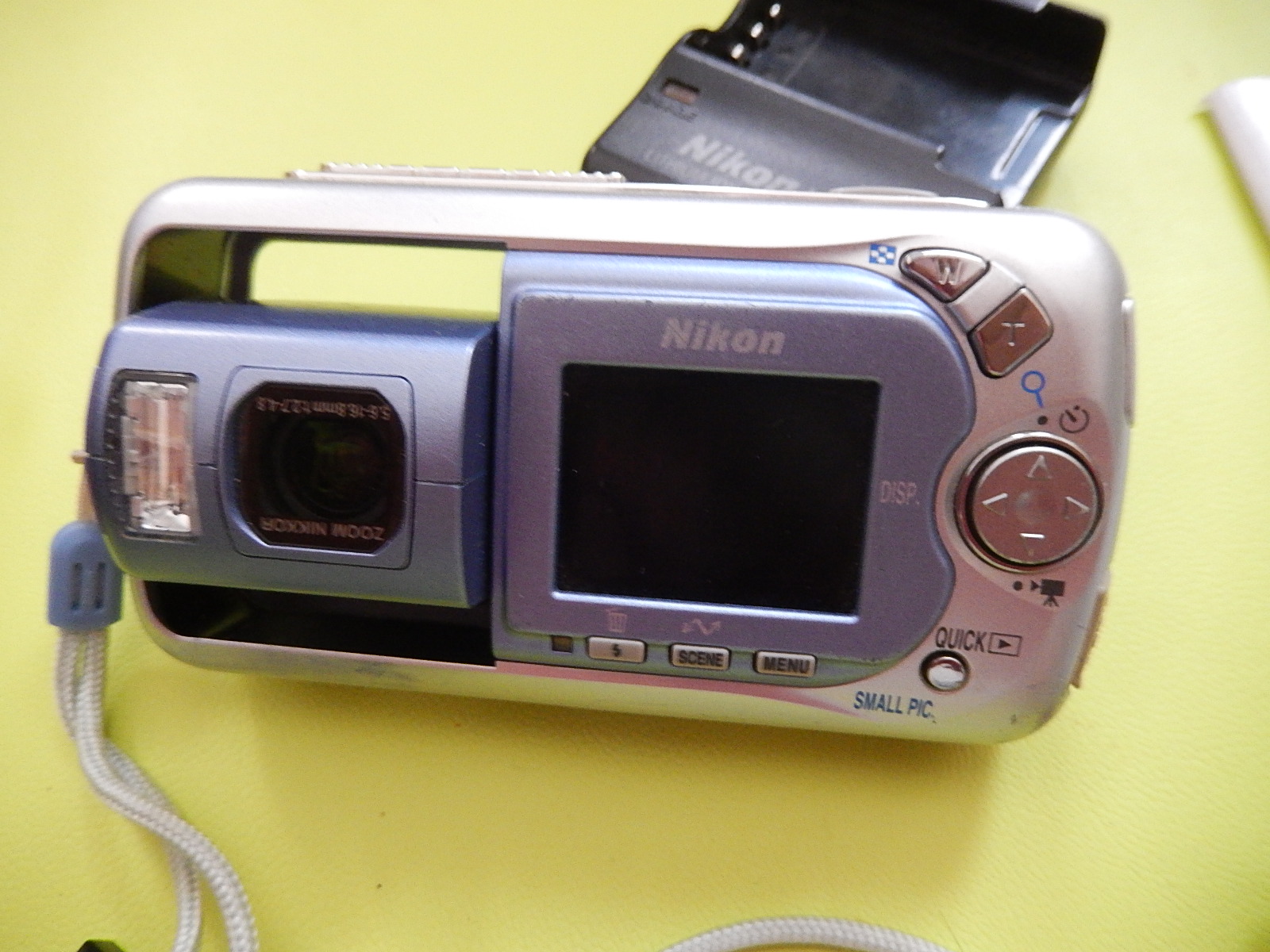 NIKON COOLPIX 2500 2MP ZOOM 3X ET SON CHARGEUR NIKON MH-60
